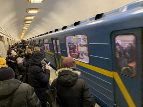 2月25日，人们在乌克兰基辅搭乘地铁。 新华社记者 鲁金博 摄
