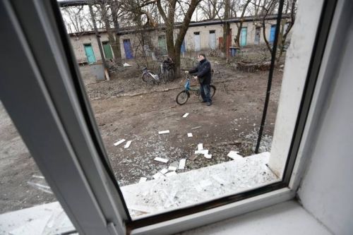 2月24日，顿涅茨克当地居民查看受损的房屋。联合国秘书长古特雷斯24日宣布，联合国将立即从其中央应急基金中拨款2000万美元，用于乌克兰危机紧急人道主义需求。 图源：新华社