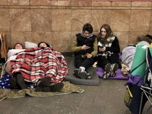 2月25日，人们在乌克兰基辅一处地铁站内避险。 新华社记者 鲁金博 摄