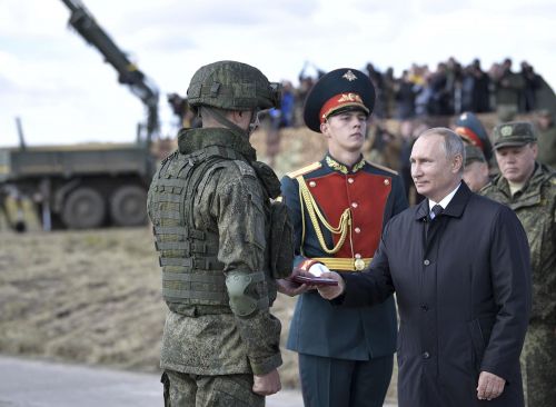 2018年9月13日,在“东方-2018”大规模军演期间,普京为表现优秀中国士兵颁奖。(视觉中国) 2018年9月13日,在“东方-2018”大规模军演期间,普京为表现优秀中国士兵颁奖。(视觉中国)
