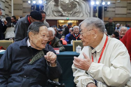 2017年11月1日，在北京大學，諾貝爾獎獲得者楊振寧（左）與西南聯大校友吳大昌交流。當日，西南聯合大學建校80週年紀念大會在北京大學舉行。（新華社）
