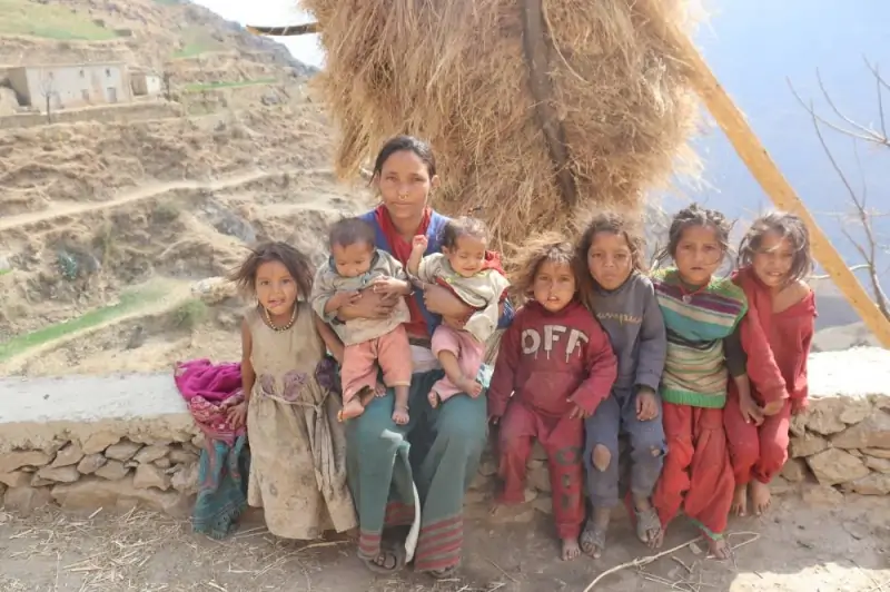 尼泊尔偏远农村30岁母亲生12个孩子堪称世界奇迹