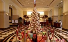 疫情下的圣诞庆祝活动 印度孟买现口罩圣诞树