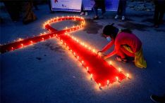 视觉故事丨尼泊尔民众点亮“红丝带” 纪念世界艾滋病日到来