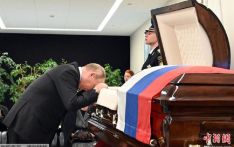普京流泪出席俄殉职高官告别仪式 两次将头靠在棺材上