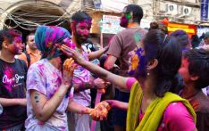 印度洒红节狂欢 外国美女却在街头悲惨遭遇 