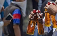 印度比哈尔邦10人因饮用假酒死亡 10多人在医院治疗