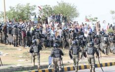 伊姆兰·汗：谴责警方暴力对待“阿扎迪”游行队伍