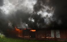 南亚网视| 加德满都一仓库发生火灾：现场浓烟弥漫充斥刺鼻气味