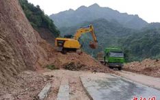 暴雨致道路塌方 广西贺州抢通道路开辟救援“生命线”