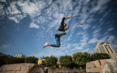 巴勒斯坦残疾小伙在加沙跑酷 “飞跃”在城市之中