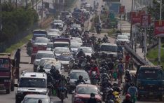 尼泊尔加德满都解除禁令后车辆出现拥堵现象