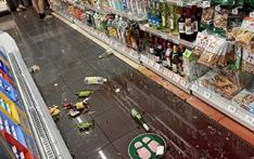 日本首都圈地震致32人受伤 一列电车脱轨