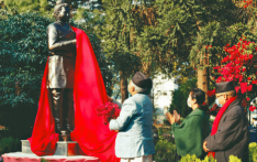 随着拉特纳公园获得新名称和两个图标的雕像，许多人说“让历史成为历史”