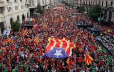 西班牙加泰民族日大游行　逾10万人示威要求独立