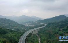 四川小凉山腹地首条高速公路完成最后一公里铺筑