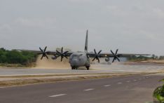 印度战机在新建公路上“紧急降落”，机上还坐着印度防长