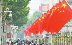 一夜间满城尽带“中国红” 武汉4万面国旗挂上街头