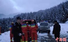 四川绵竹：雪夜深山搜寻6小时 警民合力救援6名被困人员