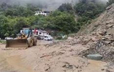 甘肃陇南部分国省道发生塌方 公路部门紧急抢险
