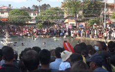 尼泊尔尼瓦尔族昨日在宝石湖举行寻找珠宝游戏活动