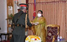 班达里总统授予印度陆军总司令尼泊尔陆军上将荣誉勋章