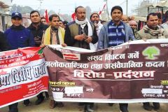 尼泊尔18个地方组织集会抗议示威 加德满都交通受阻