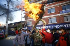 尼泊尔抗议升级 昨日抗议者烧毁奥利总理的雕像