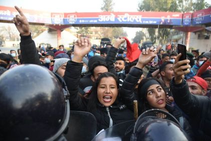 南亚网络电视丨火烧出租车、60人逮捕、 普尼派系发起的大罢工影响了尼泊尔正常生活