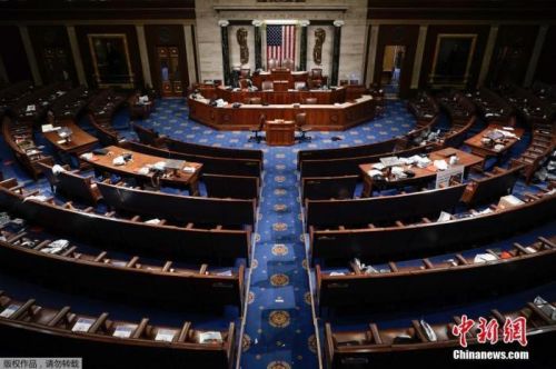 当地时间2021年1月6日，美国参众两院确认选举人团投票结果的联席会议，特朗普支持者闯入国会大厦引发骚乱。图为议员撤离后的美国国会众议院。
