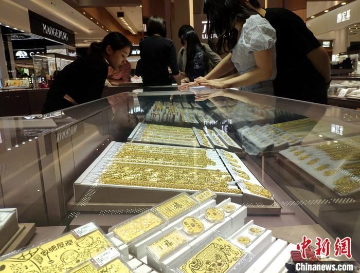 资料图：民众在福州一商场购买黄金饰品。 <a target='_blank' href='/'>中新社</a>记者 吕明 摄