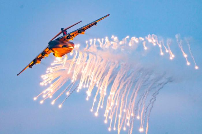 中部战区空军航空兵某团运-20飞机进行释放干扰弹训练(2020年12月10日摄)。新华社发(张猛 摄)