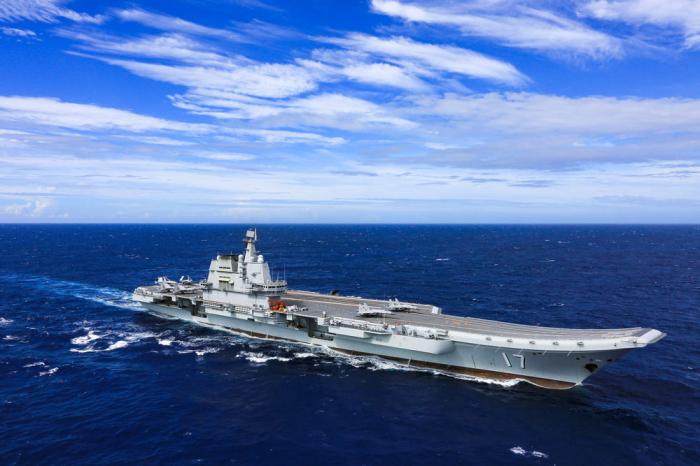 山东舰在南海某海域机动航行(2021年7月24日摄)。新华社发(李刚 摄)