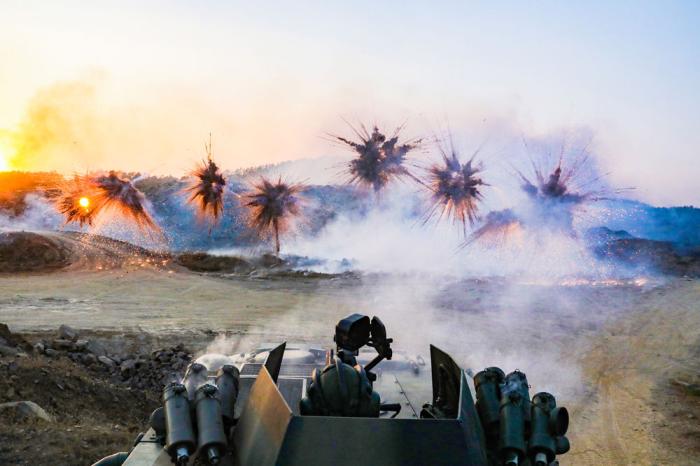陆军第72集团军某旅组织某型轮式装甲输送车进行车载烟幕实弹射击训练(2021年1月4日摄)。新华社发(张毛 摄)
