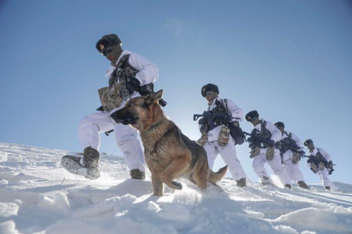 驻守帕米尔高原的新疆喀什军分区某边防团托克满苏边防连官兵按计划对海拔5100米的山口实施例行巡逻(2021年2月11日摄)。新华社发(姬文志 摄)