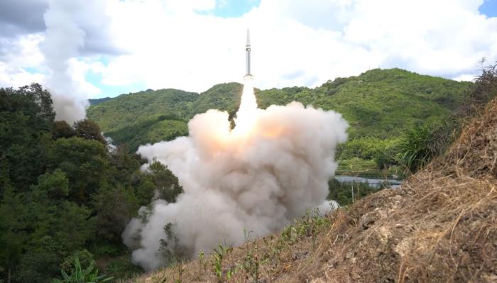 东部战区火箭军对台岛东部外海预定海域实施火力突击。这是导弹发射升空(2022年8月4日，视频截图)。新华社发