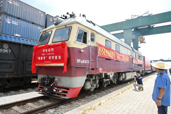 8月31日，福建首趟中老铁路国际货运列车从福州江阴港站开出。（新华社）