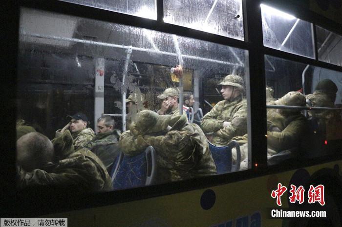 资料图：亚速钢铁厂的乌克兰军人乘坐公共汽车撤离。