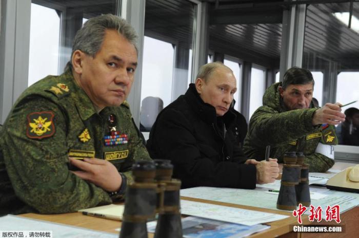 资料图：俄总统普京(中)与俄防长绍伊古(左)观摩军演。
