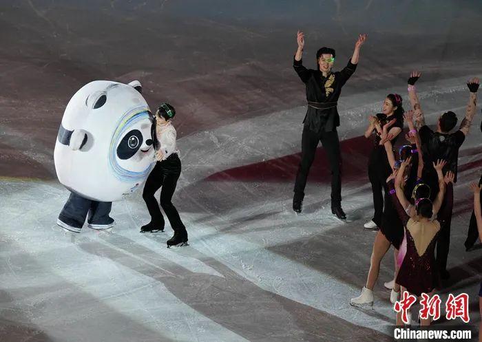 资料图：2月20日，北京2022年冬奥会花样滑冰表演滑在首都体育馆举行。日本选手羽生结弦与“冰墩墩”互动。 <a target='_blank' href='/'>中新社</a>记者 毛建军 摄