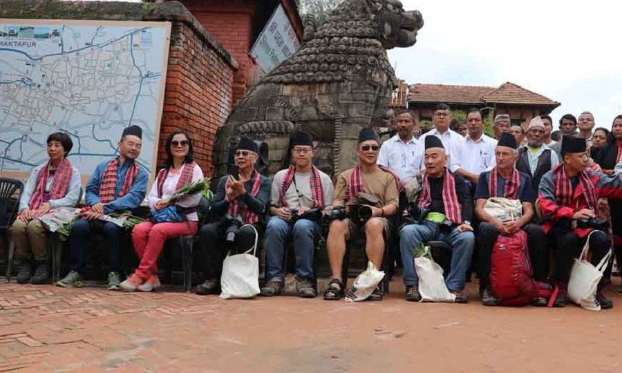 tourists_welcomed_in_bhaktapur_qnv2y34oeM