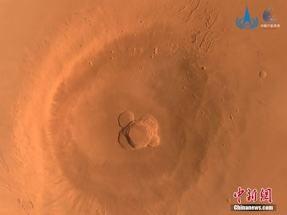 　　中国国家航天局6月29日公布天问一号探测器近期拍摄的火星影像。图为中分相机拍摄的阿斯克拉山影像，直径456千米，高18千米，图像显示了阿斯克拉山顶的火山口特征，存在多个火山口坍塌事件。<a target='_blank' href='/'>中新社</a>发 中国科学院国家天文台 供图
