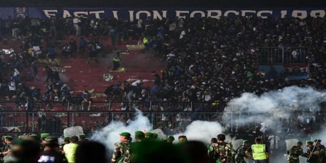 球迷踩踏退出印尼足球比赛 129人死亡