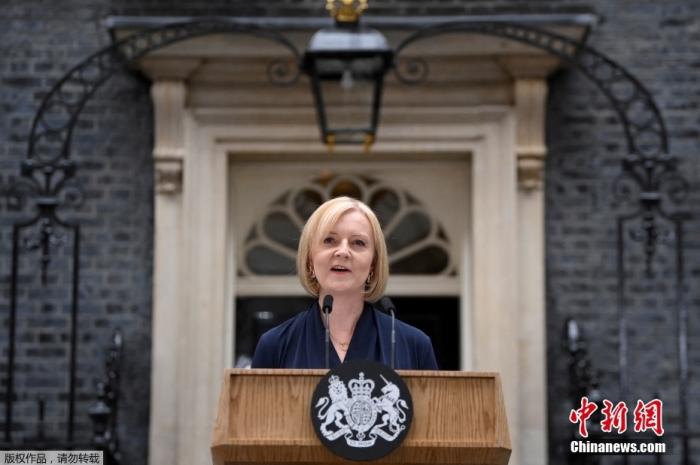 当地时间9月6日，特拉斯在伦敦首相府门前发表就任英国新首相以后的首次演讲。