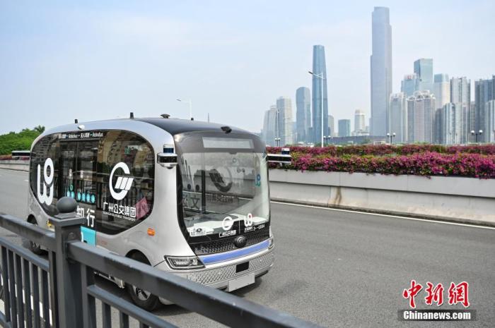 2022年4月30日，广州市首批自动驾驶便民线正式开放载客测试。图为自动驾驶巴士行驶在阅江西路上。 <a target='_blank' href='/'>中新社</a>记者 陈骥旻 摄