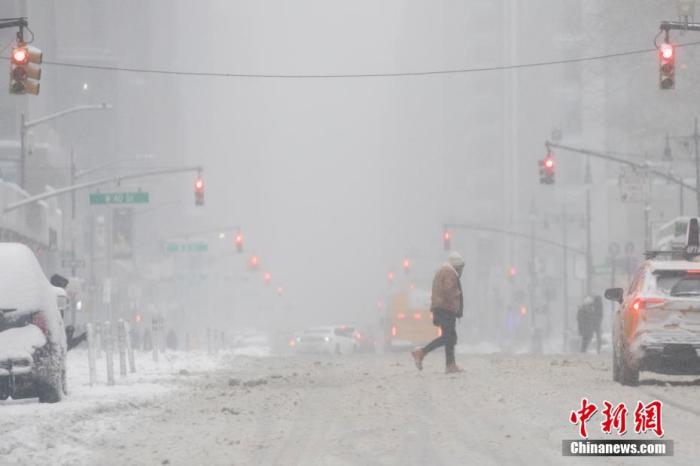 资料图：当地时间1月29日，冬季风暴袭击美国东北部。图为时报广场附近道路。 <a target='_blank' href='/'>中新社</a>记者 廖攀 摄