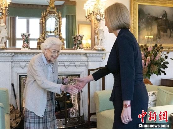 2022年9月6日，英国苏格兰，英国首相特拉斯觐见英国女王伊丽莎白二世。白金汉宫发言人此前表示，由于持续的“行动不便”，女王将在苏格兰巴尔莫勒尔度假地任命新首相。而这打破了王室多年来的先例。图片来源：视觉中国