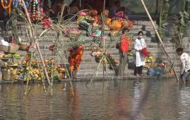 南亚网视 SATV | 信徒聚集在巴格马蒂河边祈祷庆克哈特普迦节