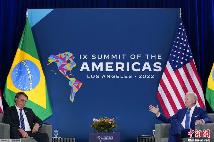 美洲峰会期间，美国总统拜登会见巴西总统博索纳罗(左)。