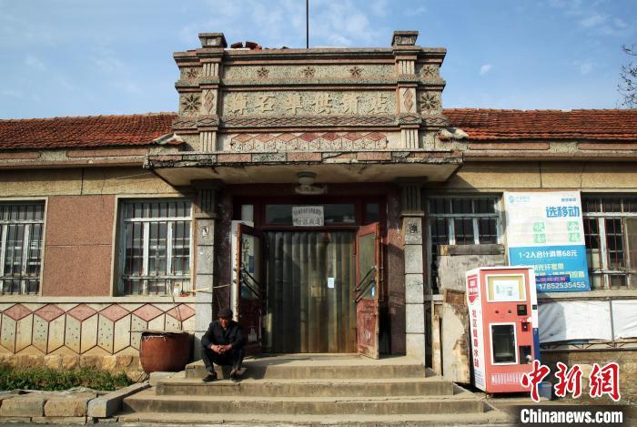 山东烟台一家充满20世纪80年代怀旧风的老式“供销社”商店走红。　王娇妮 摄